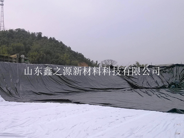 糙面養(yǎng)殖防滲膜鋪設(shè)過(guò)程中有哪些注意事項(xiàng)？
