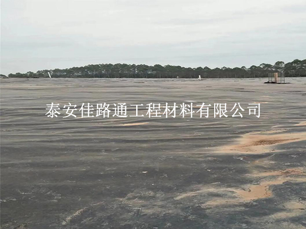 沼氣池黑膜運(yùn)輸“三字訣”：穩(wěn)、護(hù)、查