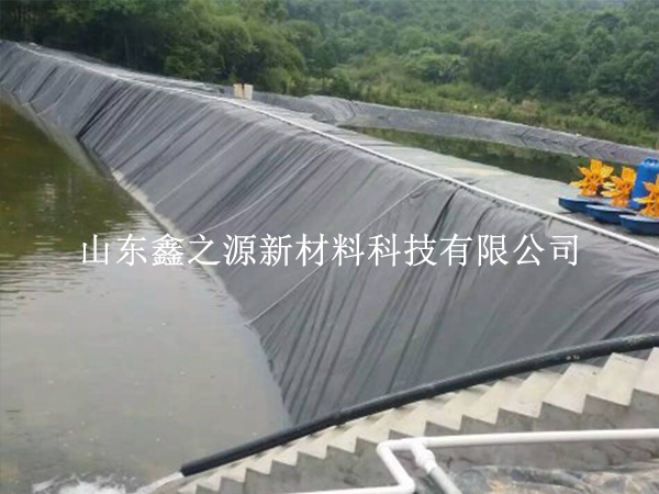 問：魚塘養(yǎng)殖防滲膜的周圍可以貼瓷磚嗎？